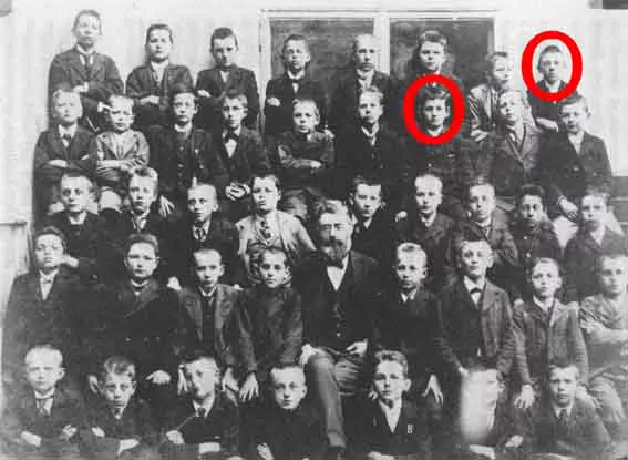 Arriba-a-la-derecha-Hitler-a-su-izquierda-Wittgenstein-companeros-en-el-Realschule-de-Linz.