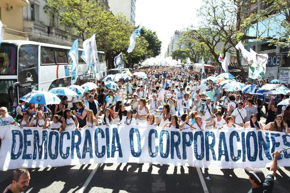 democracia-o-corporaciones
