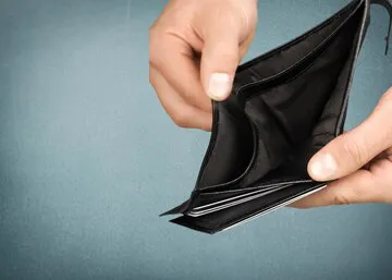 manos-sosteniendo-billetera-vacia-crisis-concepto-pobreza_488220-19525