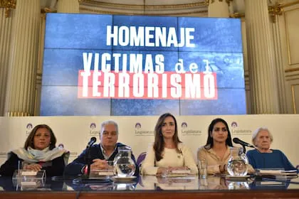 la-legislatura-portena-vallada-ante-protestas-RZCYCCCMSZF3NAWXXIHIADVQ54