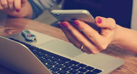 mujer-ordenador-telefono-twitter