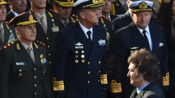javier-milei-y-sus-funcionarios-en-el-homenaje-a-los-combatientes-de-malvinas-en-plaza-san-martin-1996470