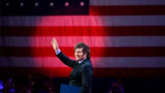 javier-milei-con-bandera-de-eeuu-02112025-2130202