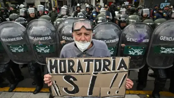 reprimieron-a-periodistas-y-jubilados-frente-al-congreso-20250521-2027895 (1)