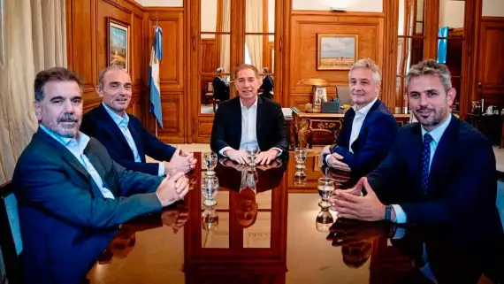 rosca-inaugural-santilli-se-sento-en-la-cabecera-de-una-mesa-de-negociacion-donde-participaran-hasta-donde-los-dejen-fernando-de-andreis-por-macri-frente-a-los-primos-menem-y-cristian-ritondo-2305248