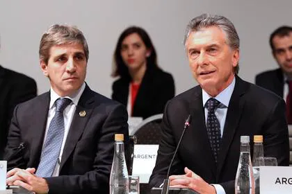 mauricio-macri-y-luis-caputo-durante-la-reunion-ZSW3WMXQMZDZTKG6DXEI25E7SA