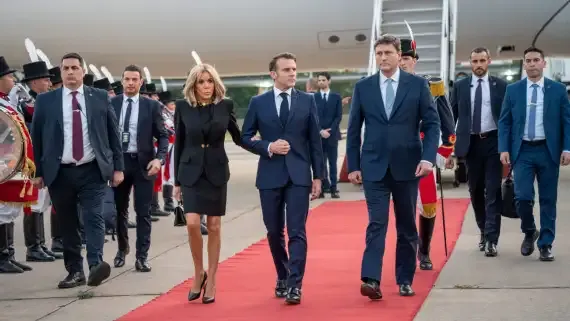 el-presidente-emmanuel-macron-a-su-llegada-al-pais-lo-recibio-el-embajador-argentino-en-francia-ian-sielecki-1913361