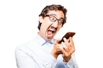 hombre-gritando-su-telefono_1194-593
