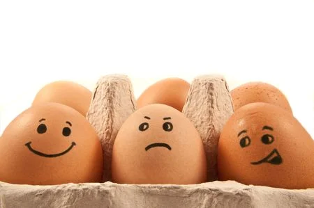 6549869-estrecho-y-bajo-nivel-de-captura-de-un-grupo-de-huevos-de-color-marrón-con-las-caras-pintadas-dispue