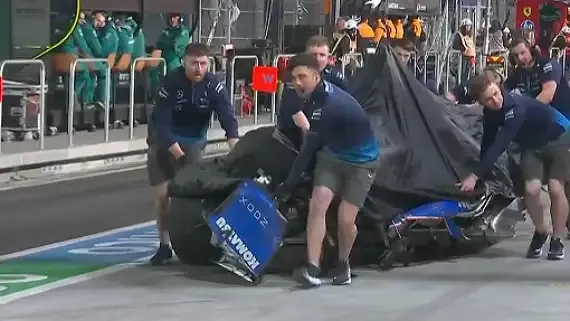 los-mecanicos-de-williams-se-llevan-el-auto-destrozado-de-franco-colapinto-a-los-boxes-a-ver-que-se-puede-hacer-para-repararlo-1917312