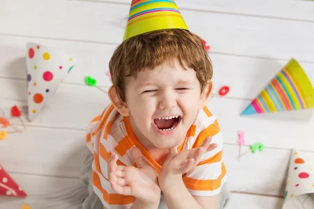 55548096-gritando-niño-en-partido-bithday-lindo-niño-llorando