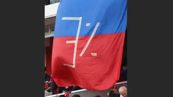 la-bandera-en-las-plateas-del-ciclon-ironizando-con-el-3-de-las-presuntas-coimas-a-karina-milei-2090086