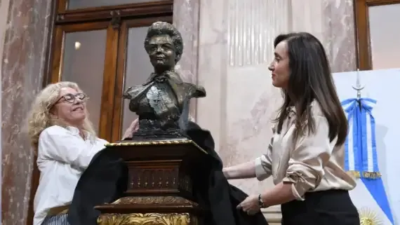 villarruel-y-el-busto-de-isabel-peron-1894032