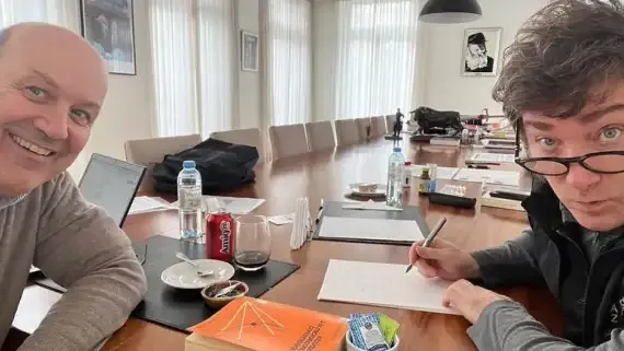 javier-milei-y-su-ministro-federico-sturzenegger-2145075