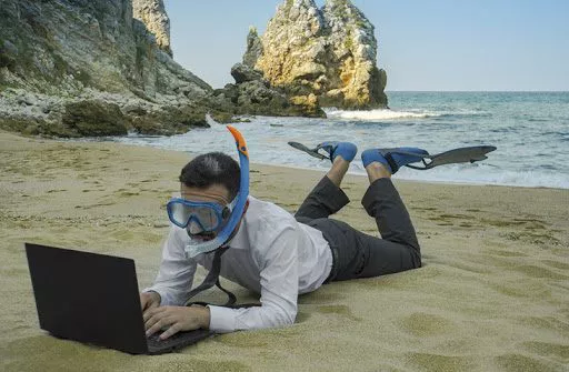 trabajar-desde-la-arena-de-la-playa-e1593946603487