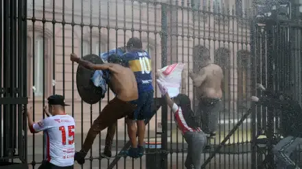 la-marcha-de-los-jubilados-con-los-hinchas-la-protesta-en-el-congreso-20250312-1983846