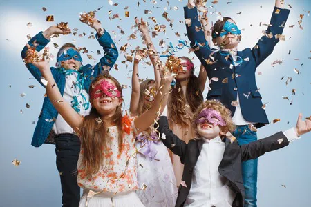 112449570-los-niños-adorables-se-divierten-juntos-lanzando-confeti-de-colores-en-la-fiesta-de-cumpleaños