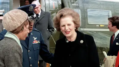 Margaret_Thatcher_near_helicopter