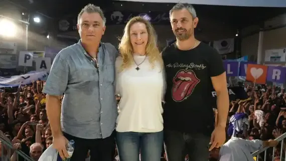 20241011-sebastian-pareja-karina-milei-y-martin-menem-durante-un-acto-de-lla-en-la-plata-1890265
