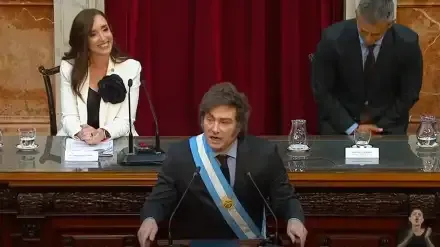 la-sonrisa-incomoda-de-villarruel-luego-que-diera-por-terminada-la-asamblea-y-milei-la-interrumpiera-no-termine-1977014