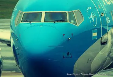 Boeing-737-800-nariz-cabina-piloto-Aerolíneas-Argentinas-696x474