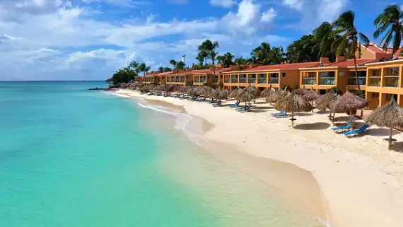el-resort-tamarjin-y-su-mar-azul-en-aruba-una-postal-del-paraiso-en-el-caribe-2214665