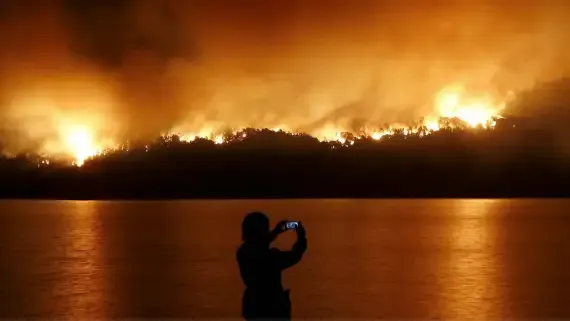 una-mujer-toma-fotografias-mientras-el-fuego-consume-el-parque-nacional-los-alerces-en-chubut-2174875