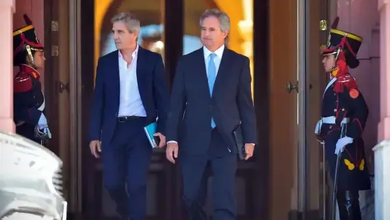 caputo-junto-al-secretario-de-finanzas-pablo-quirno-tras-reunirse-con-milei-1718025