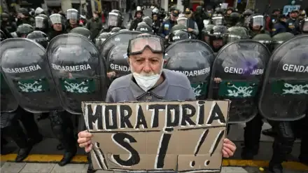 reprimieron-a-periodistas-y-jubilados-frente-al-congreso-20250521-2027895