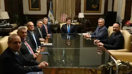 javier-milei-con-una-camiseta-de-estudiantes-2143012