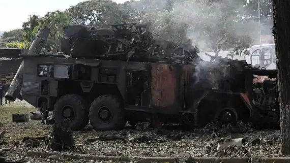 un-vehiculo-militar-venezolano-destruido-por-el-ataque-estadounidense-en-la-base-aerea-la-carlota-en-las-afueras-de-caracas-2164154