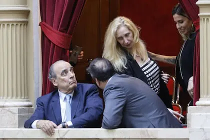 guillermo-francos-y-karina-milei-durante-el-JCS7TDFUBRCX5BXIRCZVIOPWDU
