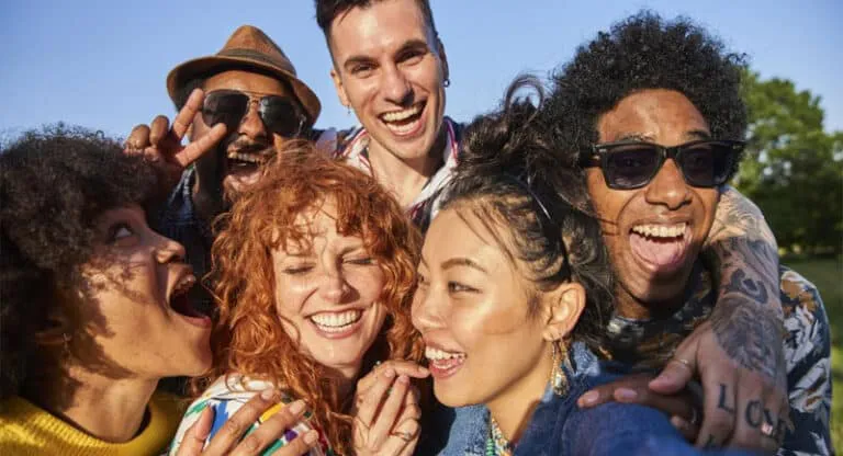 jovenes-millenial-gen-z-feliz-768x416