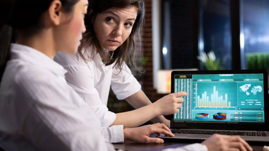 Responsables-de-RRHH-revisando-metricas-de-people-analytics-1140x640