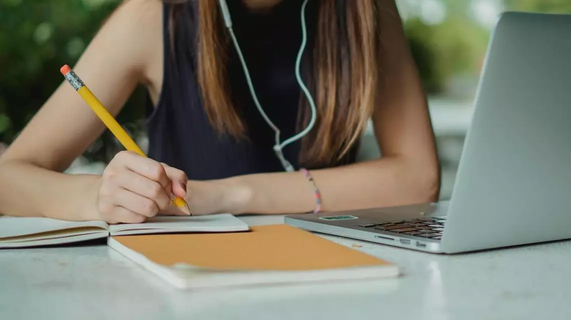 Trabajadora-revisando-como-redactar-una-amonestacion-laboral-1140x640