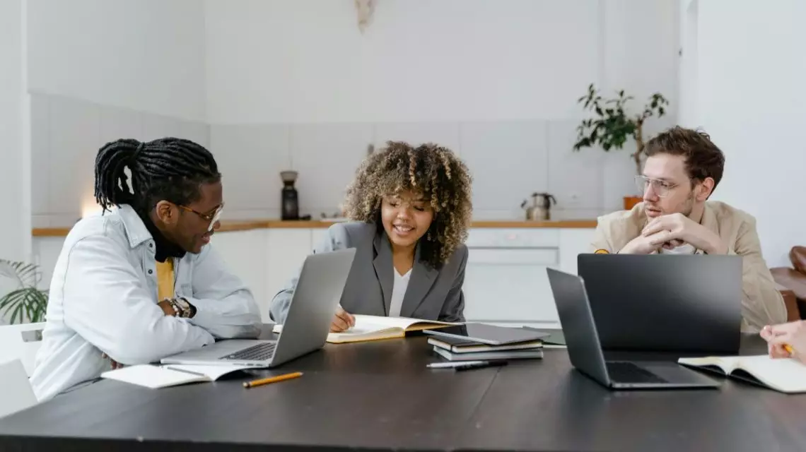 Equipo-conversando-acerca-de-como-fomentar-la-cultura-organizacional-1140x640