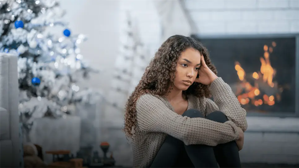 la-navidad-te-pone-triste-consejos-practicos-para-que-no-te-gane-la-soledad-en-estas-fiestas-2208f9a4-focus-0-0-966-544