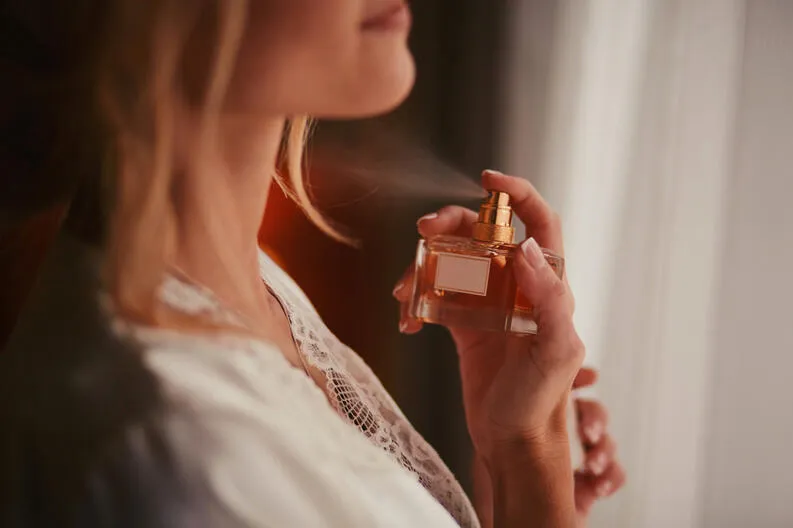 mujer-poniendose-perfume-en-el-cuello