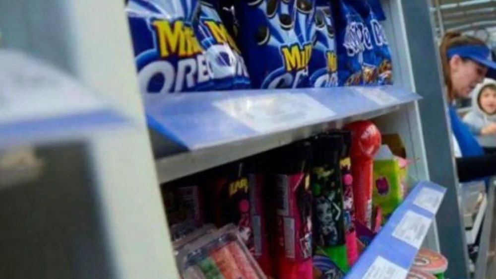 Piden-prohibir-que-supermercados-y-farmacias-exhiban-golosinas-en-las-lineas-de-caja-1000x562