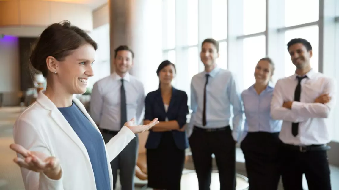 El-liderazgo-transaccional-se-enfoca-en-recompensar-a-los-empleados-que-cumplen-objetivos-1140x640