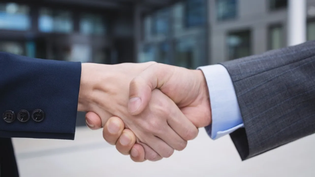 qAV3lB8XRwuFGGpbuqKw_businesspeople-shaking-hands