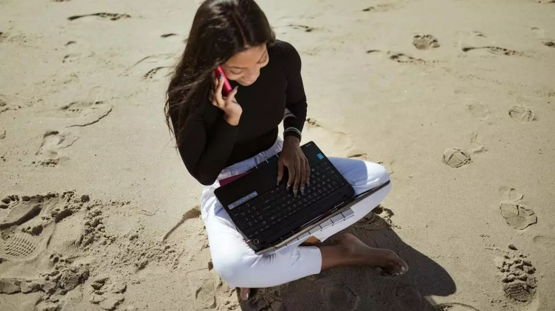 Trabajadora-hablando-con-su-equipo-acerca-de-como-implementar-el-workation-1140x640