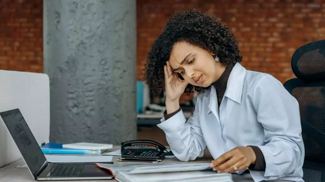 Trabajadora-tratando-de-establecer-medidas-para-evitar-el-burnout-desde-RRHH-1140x640