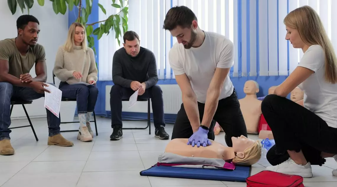 Curso-de-Primeros-Auxilios-en-la-empresa-1140x633
