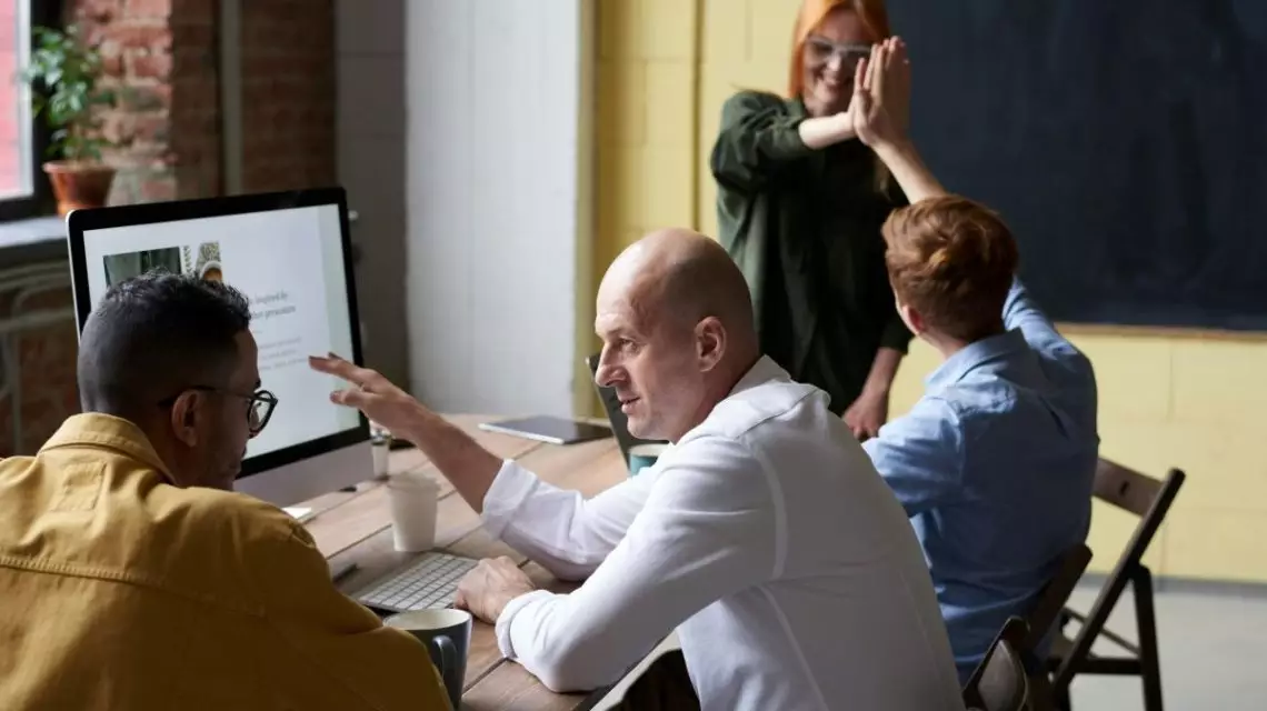 Profesionales-revisando-las-funcionalidades-de-la-intranet-en-RRHH-1140x640
