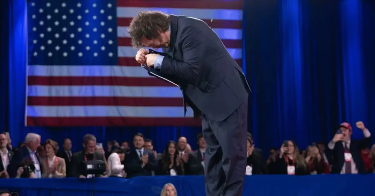Milei-con-bandera-de-Estados-Unidos.jpeg