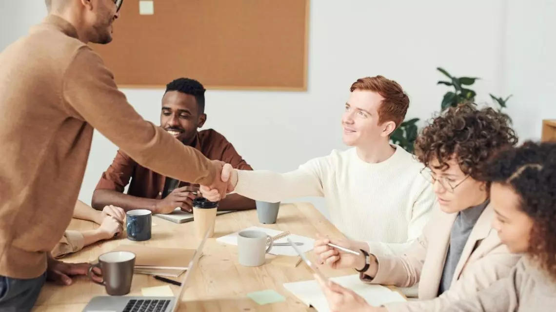 Equipo-llevando-a-cabo-la-estrategia-de-onboarding-con-un-nuevo-empleado-1140x640