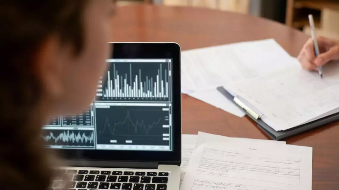 Personal-de-recursos-humanos-evaluando-los-beneficios-de-los-tipos-de-planes-de-formacion-1140x640