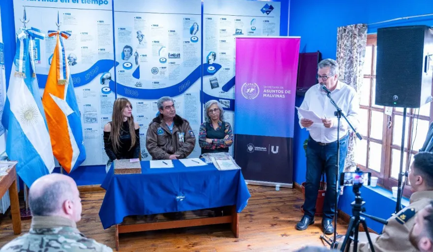 20251210152651_formalizo-la-entrega-del-archivo-historico-y-bibliografico-de-juan-carlos-moreno