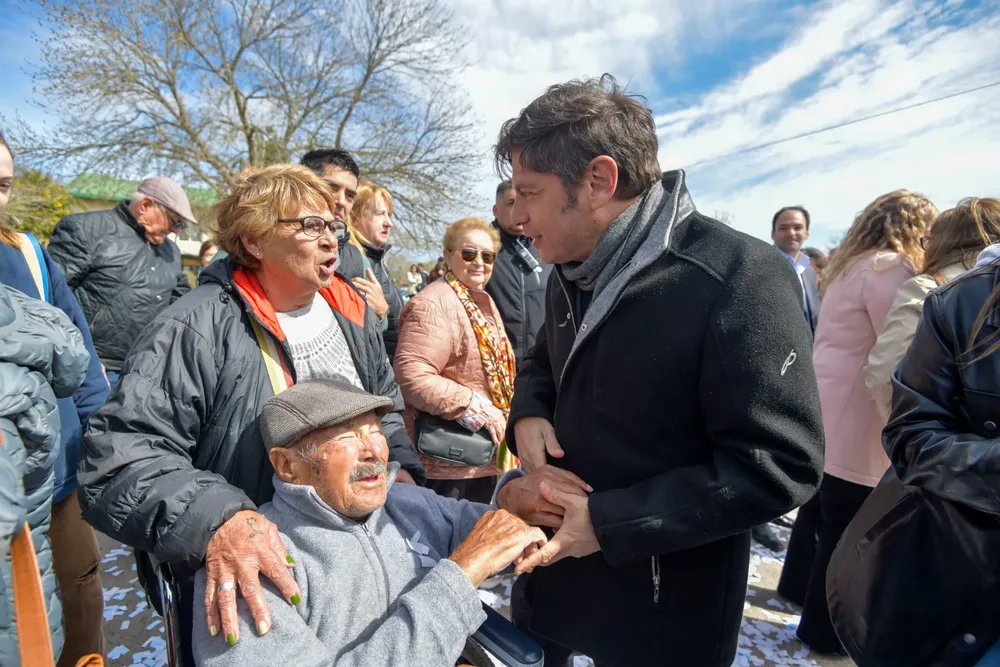 Kicillof-con-abuelos-scaled